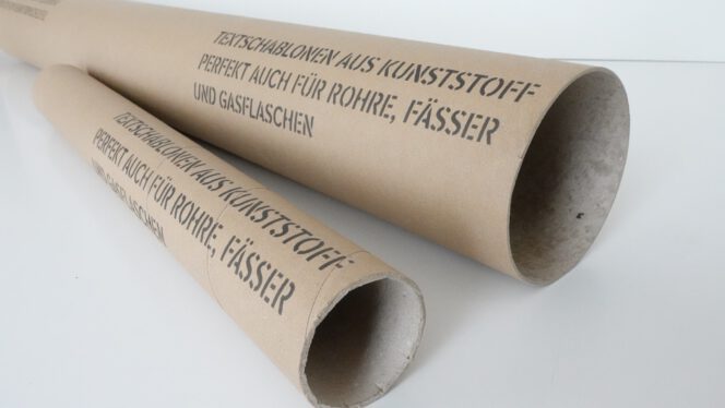 Textschablonen aus Kunststoff und Ölkarton sind perfekt für das Signieren von Rohren