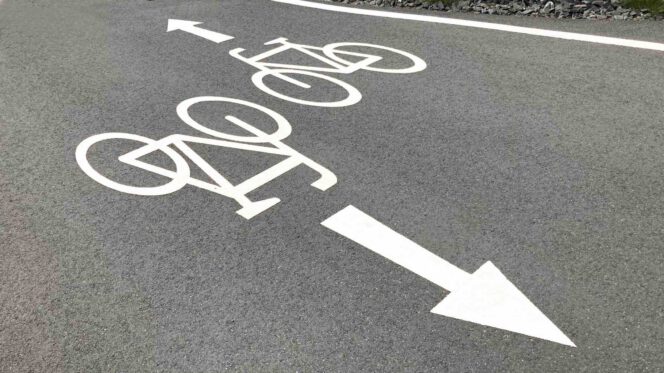 Bodenmarkierung mit einer Fahrradschablone