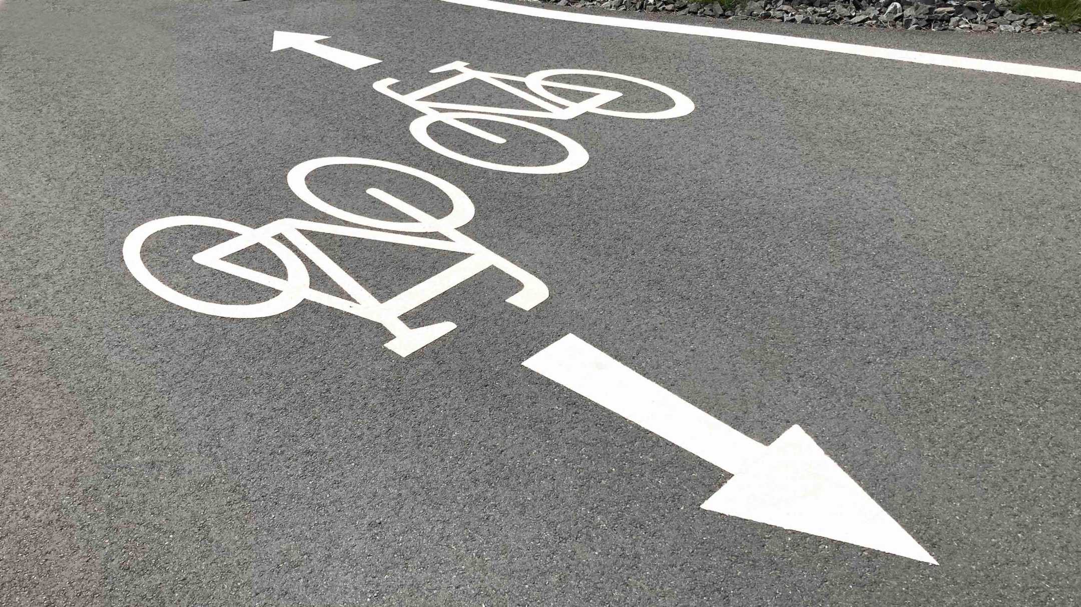 Bodenmarkierung mit einer Fahrradschablone