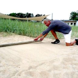 Kreidespray-Aktion am Strand: Untergrund vglätten