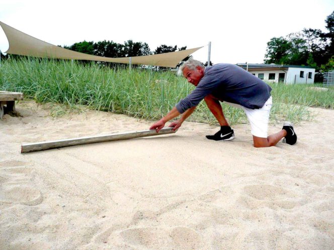 Kreidespray-Aktion am Strand: Untergrund glätten