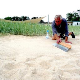 Kreidespray-Aktion am Strand: Untergrund säubern