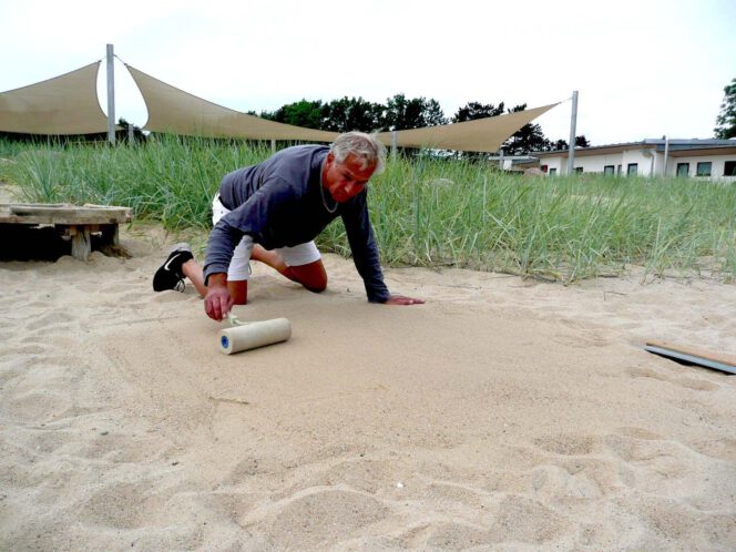 Kreidespray-Aktion am Strand: Untergrund festdrücken