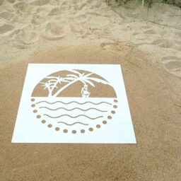 Kreidespray-Aktion am Strand: Schablone auslegen