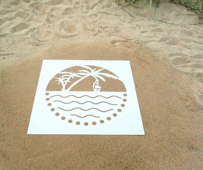 Kreidespray-Aktion am Strand: Schablone auslegen