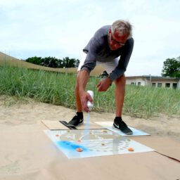 Kreidespray-Aktion am Strand: Blaues Kreidespray in Aktion