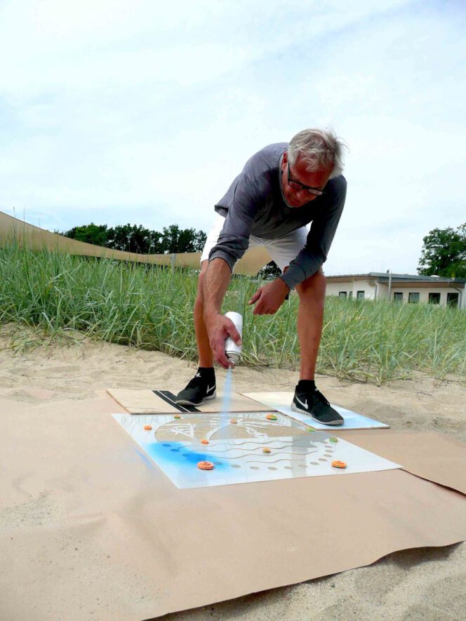 Kreidespray-Aktion am Strand: Blaues Kreidespray in Aktion