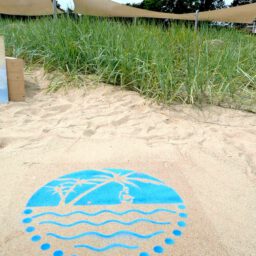 Kreidespray-Aktion am Strand: Schablone entfernt