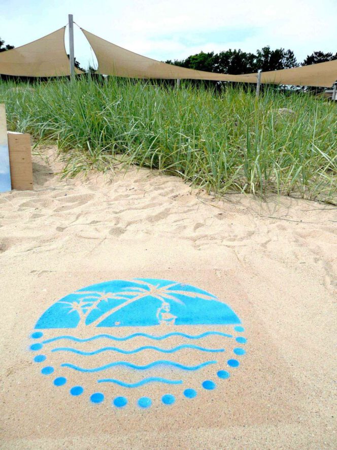 Kreidespray-Aktion am Strand: Schablone entfernt