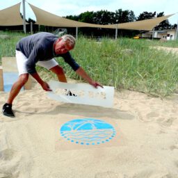 Kreidespray-Aktion am Strand: Textschablone hinzufügen