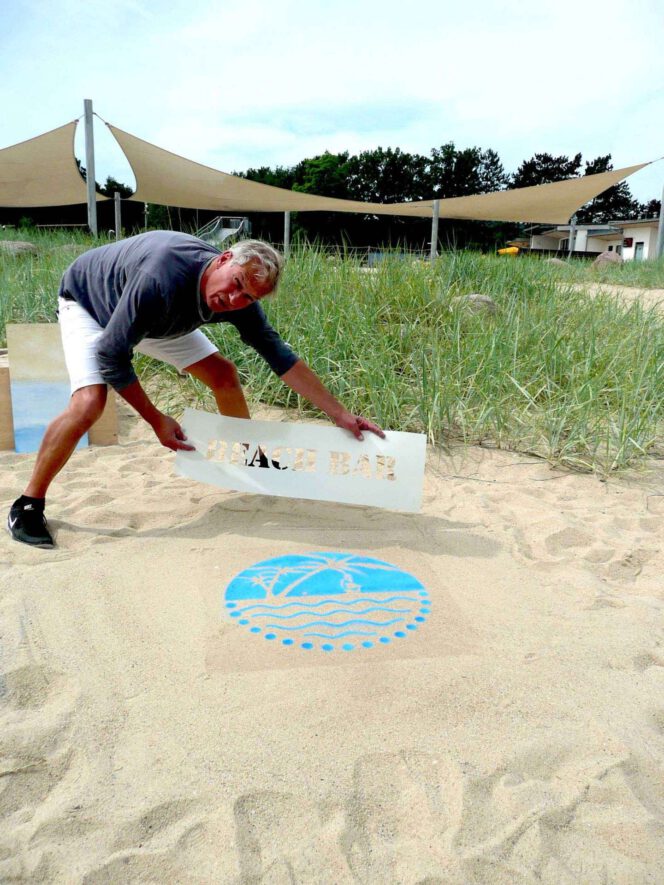 Kreidespray-Aktion am Strand: Textschablone hinzufügen