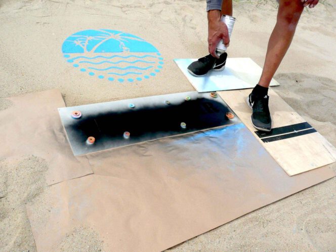 Kreidespray-Aktion am Strand: Schwarzes Kreidespray für die Textschablone