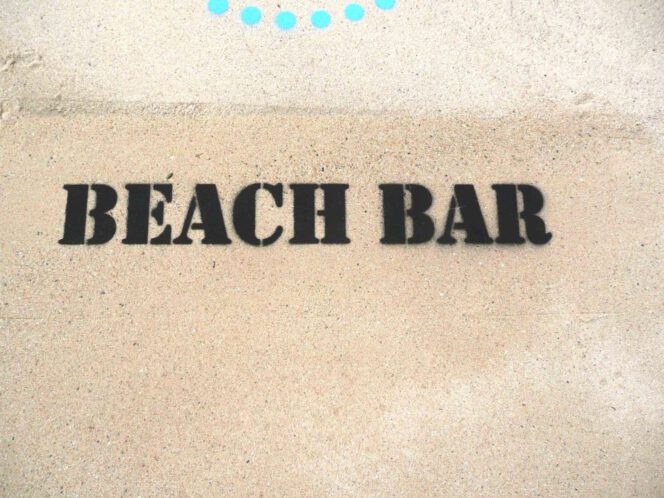 Kreidespray-Aktion am Strand: gelungener Schriftzug