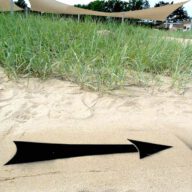 Kreidespray-Aktion am Strand: Pfeil Piktogramm