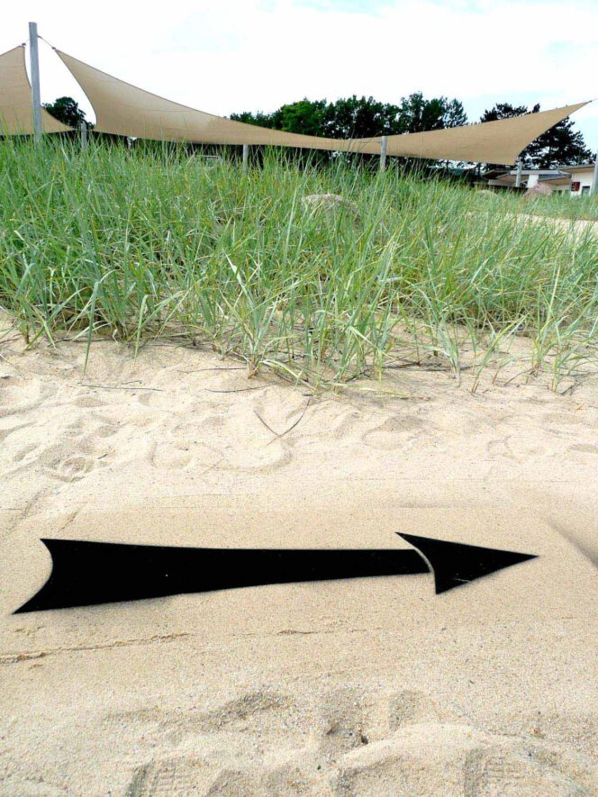 Kreidespray-Aktion am Strand: Pfeil Piktogramm