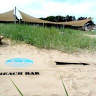 Kreidespray-Aktion am Strand: Schwarzes Kreidespray für die Textschablone