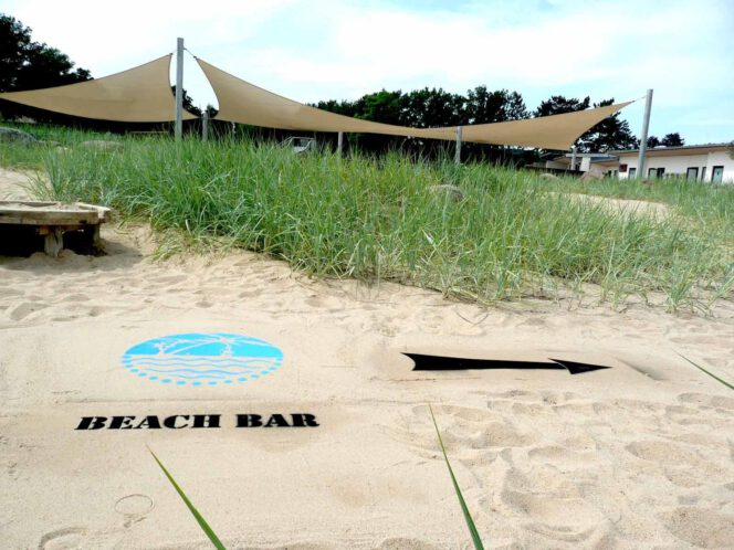 Kreidespray-Aktion am Strand: Schwarzes Kreidespray für die Textschablone