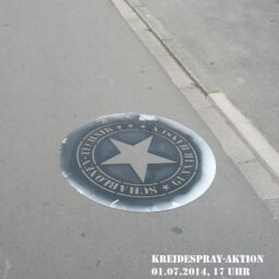 Kreidespray-Aktion auf der Straße, Tag 1, die Logo-Schablone