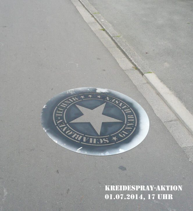 Kreidespray-Aktion auf der Straße, Tag 1, die Logo-Schablone