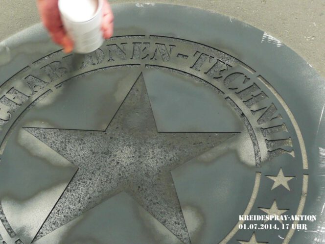 Kreidespray-Aktion auf der Straße, Tag 1, sprühen der Schrift