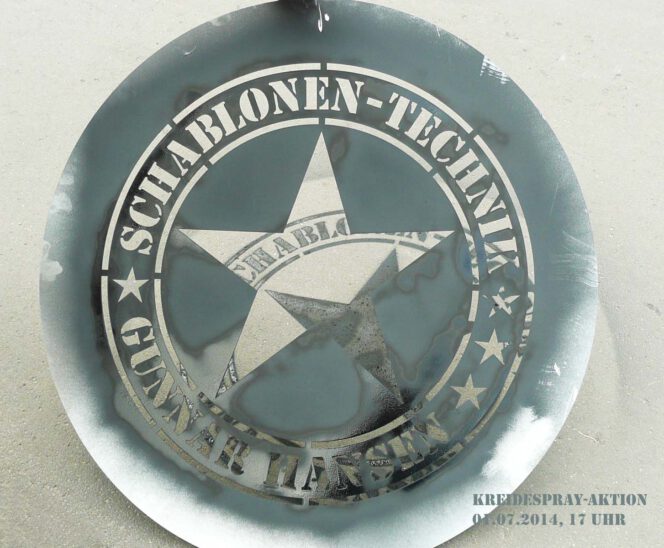 Kreidespray-Aktion auf der Straße, Tag 1, Schablone abnehmen