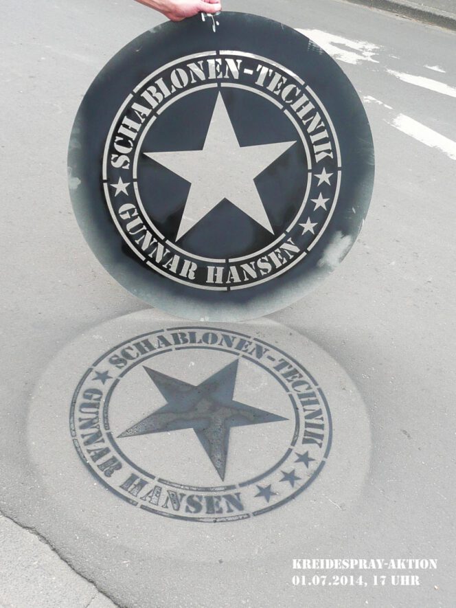 Kreidespray-Aktion auf der Straße, Tag 1, Ergebnis mit der Schablone vergleichen