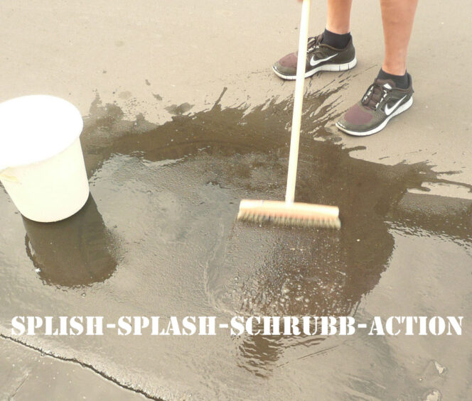 Kreidespray-Aktion auf der Straße, Sichtbarkeit nach 27 Tagen, Reinigung Mit dem Schrubber