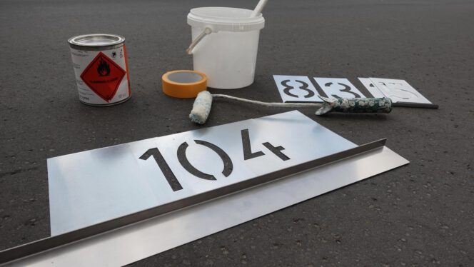 Bodenmarkierung mit Schablonen-Set R10 und Stencil-Schiene