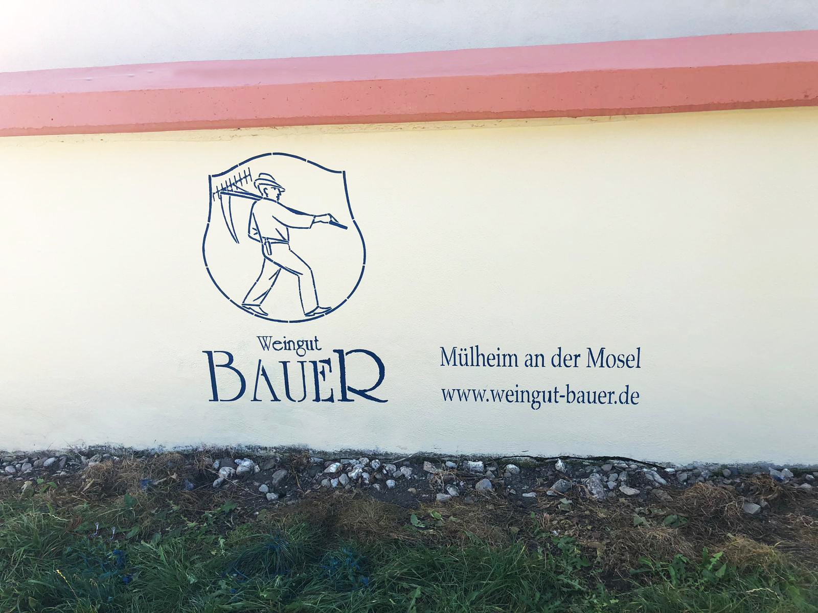 Wandkennzeichnung Weingut Bauer - an der Mauer, Detailaufnahme