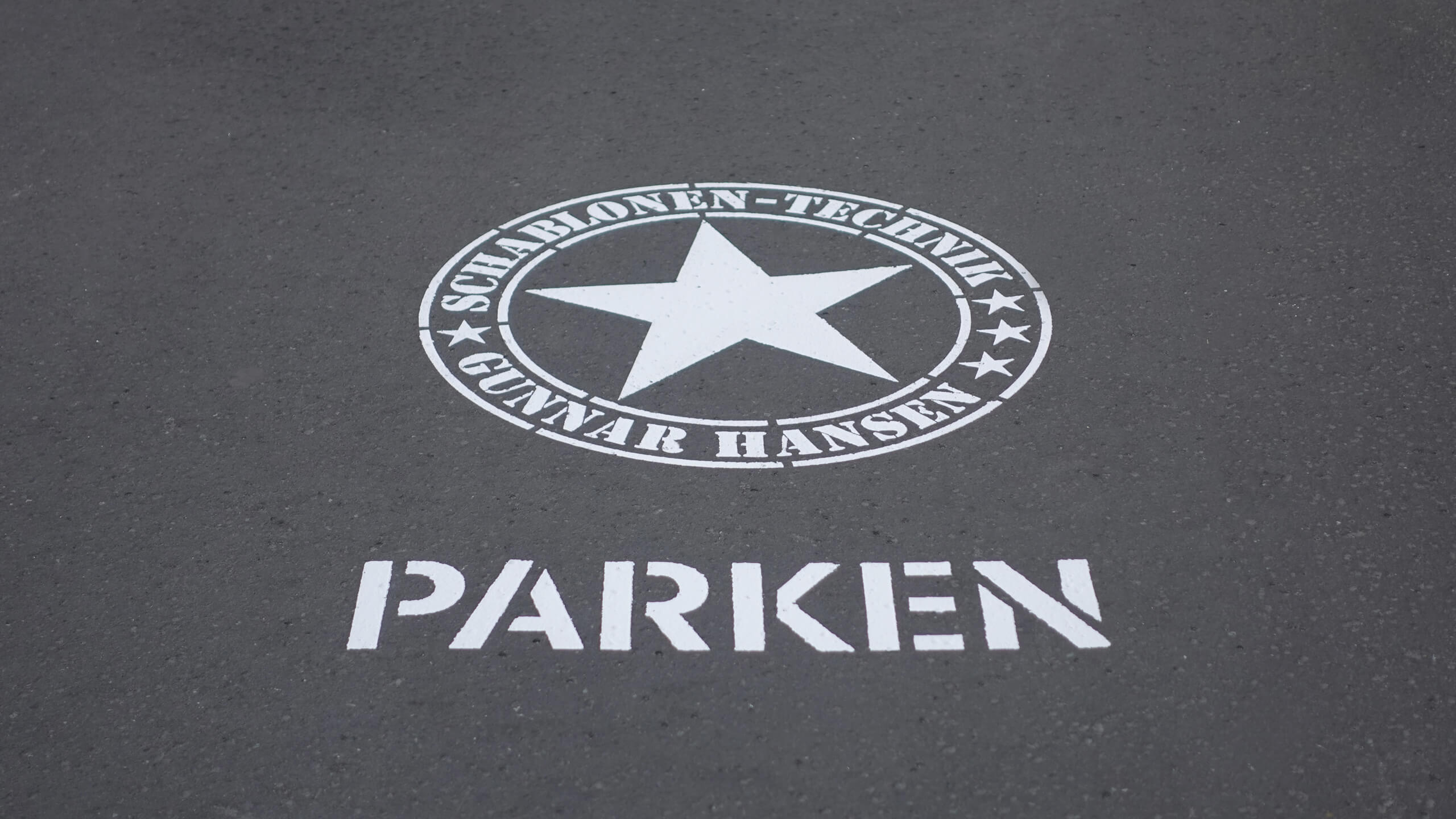 Parkplatzmarkierung mit Logoschablone und Schablonensatz A-Z