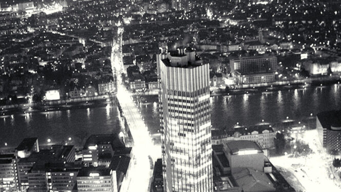 Luftbild der Frankfurter City bei Nacht