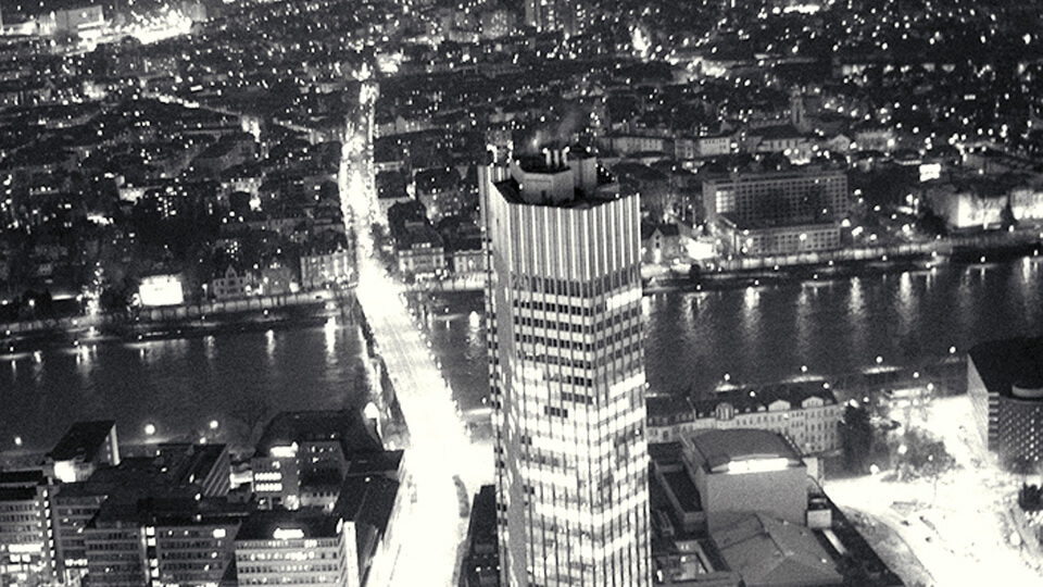 Luftbild der Frankfurter City bei Nacht