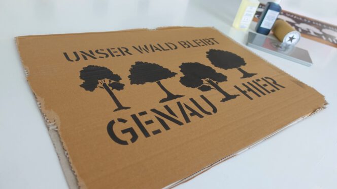 Slogan Plakat "Unser Wald Bleibt"