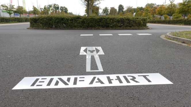 Richtungspfeile und Schablonensatz Einfahrt