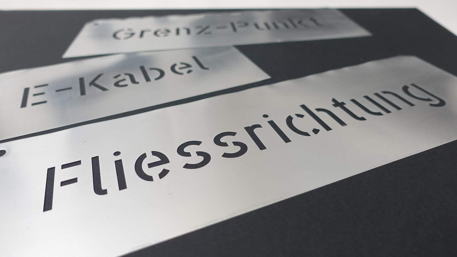 Textschablonen aus Zinkblech